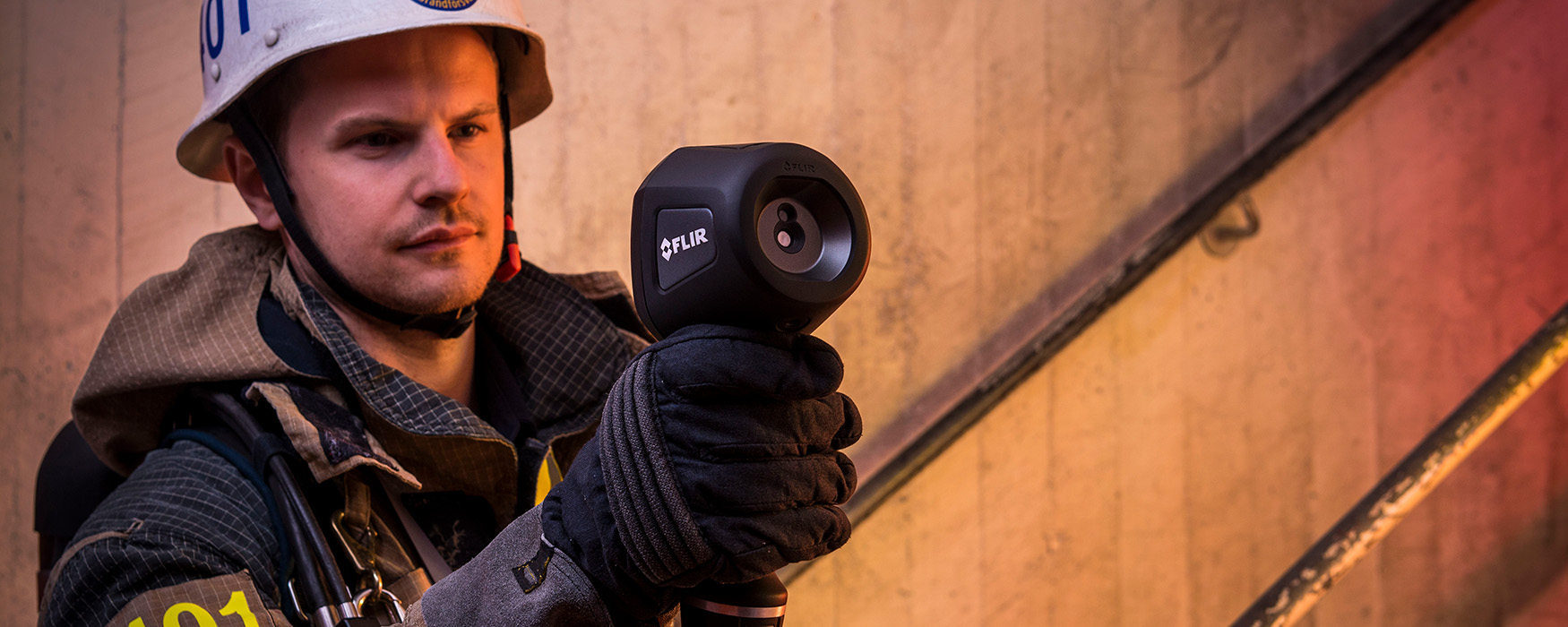 Feuerwehr mit FLIR Wärmebildkamera